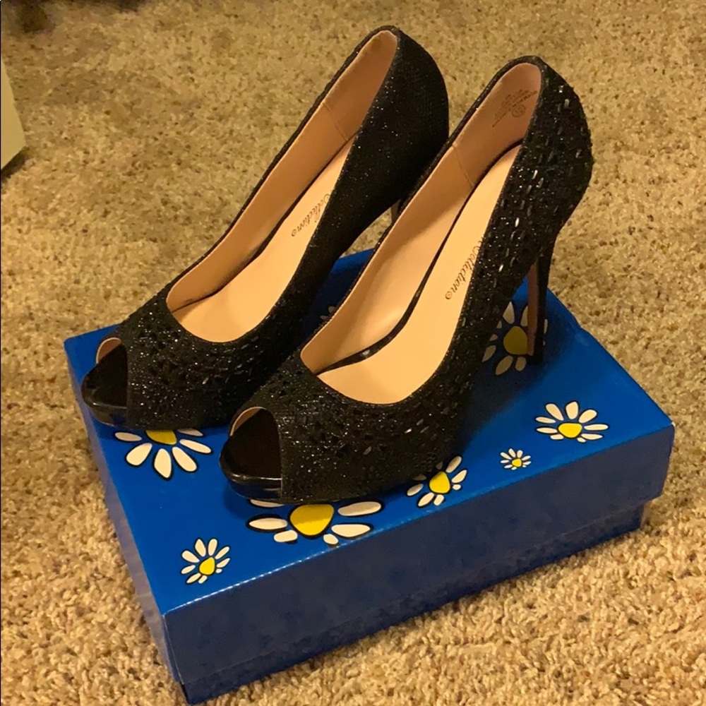Black sparkly pumps